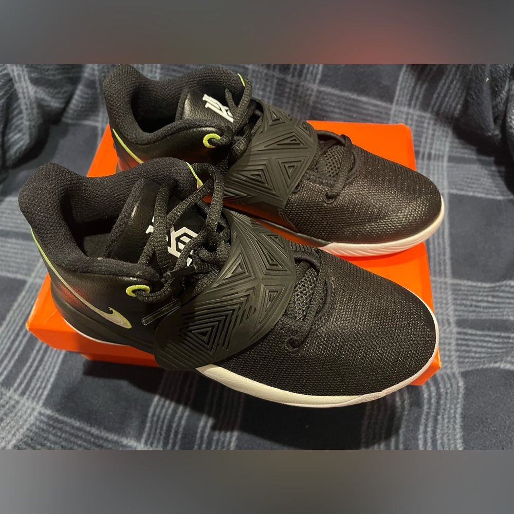 Boys New Nike Shoe Size 3.5